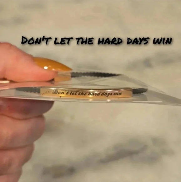 Don't let the hard days win bracelet - Picture 1 of 2